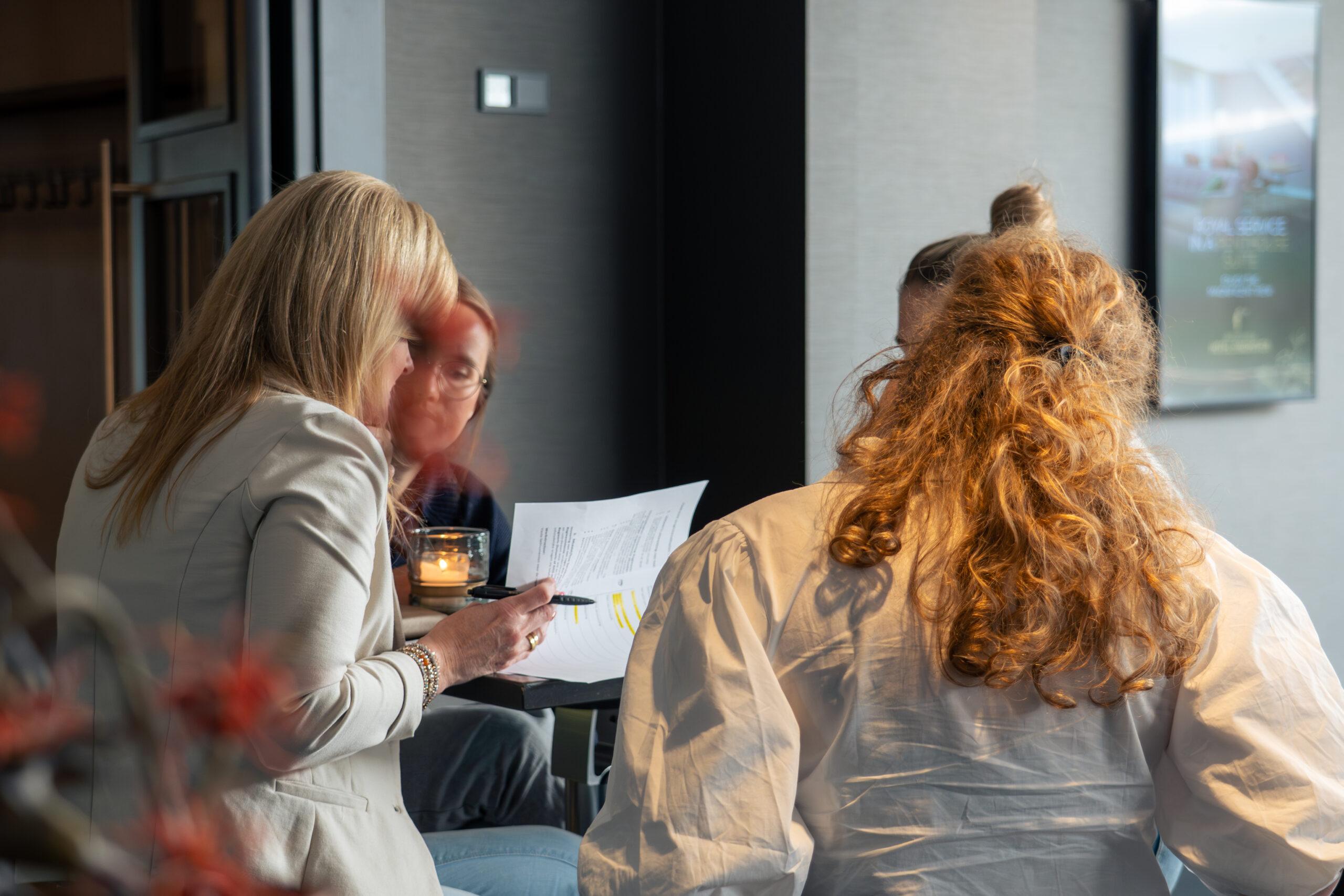 Drie deelnemers die samen opdrachten aan het maken zijn tijdens de Eenjarige Opleiding Praktijkmanagement in de Huisartsenzorg bij Sitis.